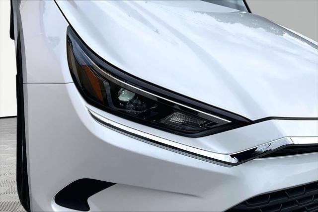 Certified Used 2025 WIND CHILL PEARL Toyota  image 28