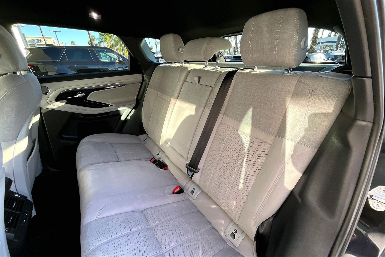 Used 2020 Black Land Rover R-Dynamic HSE image 23