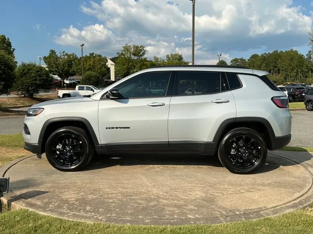 New 2026 Silver Zynith Metallic Clear-Coat Exterior Paint Jeep Latitude image 4