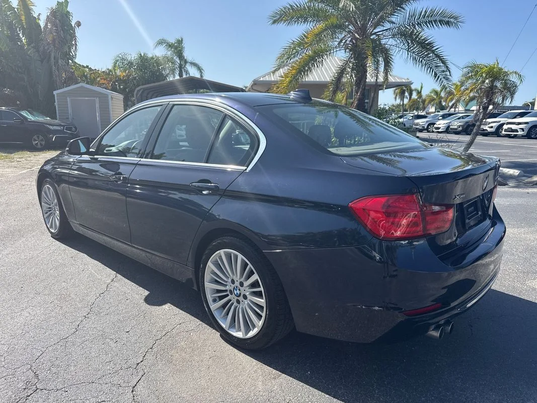 Used 2013  BMW xDrive image 3