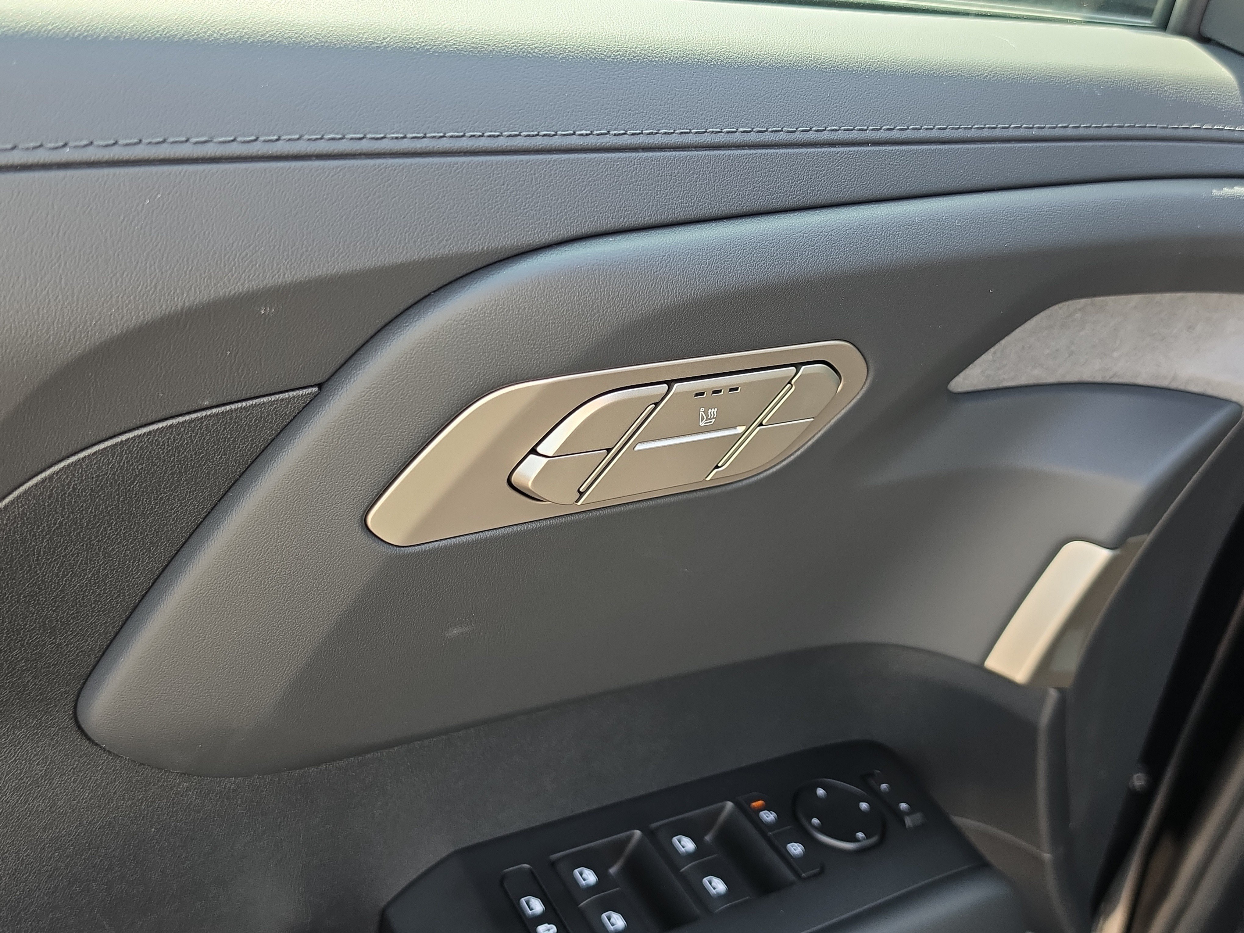 New 2027 Ebony Black Kia S image 19