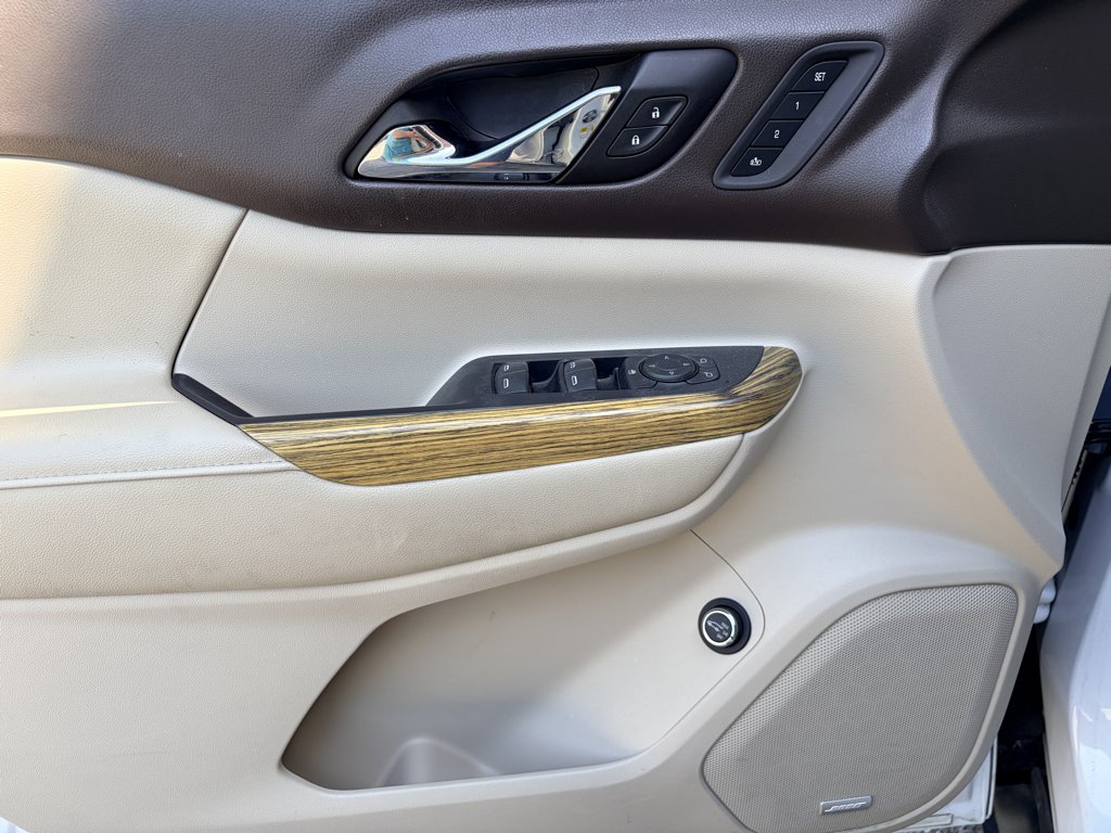 Used 2017 White Frost Tricoat GMC Denali image 11