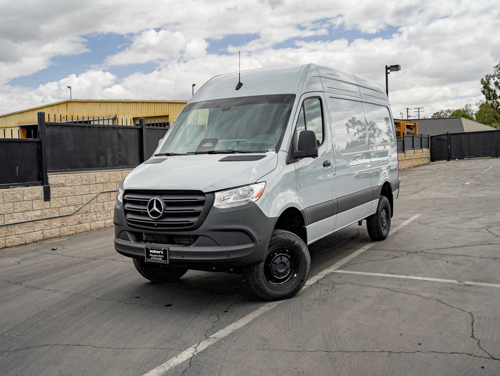 2025 Mercedes-Benz Sprinter 2500 144 WB HO Standard Roof 4x4's photo
