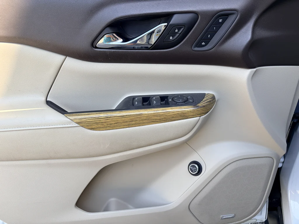 Used 2017 White Frost Tricoat GMC Denali image 11