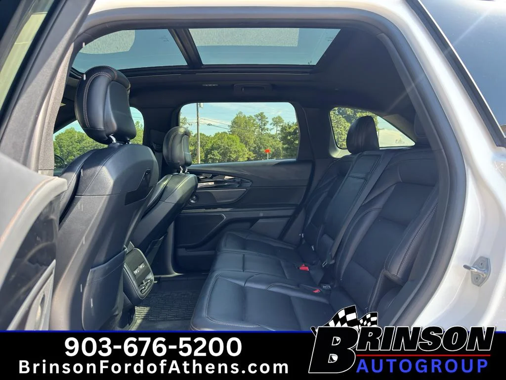 Used 2024 White Platinum Tri-Coat Metallic Lincoln Premiere image 14