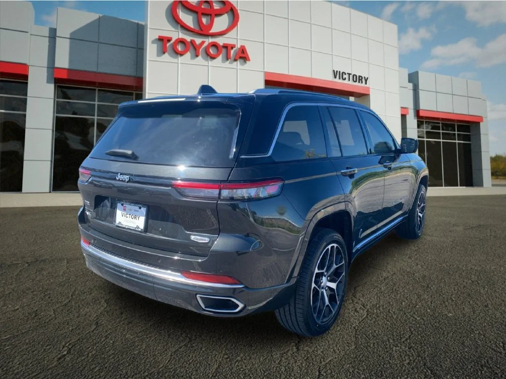 Used 2023  Jeep Summit Reserve image 3