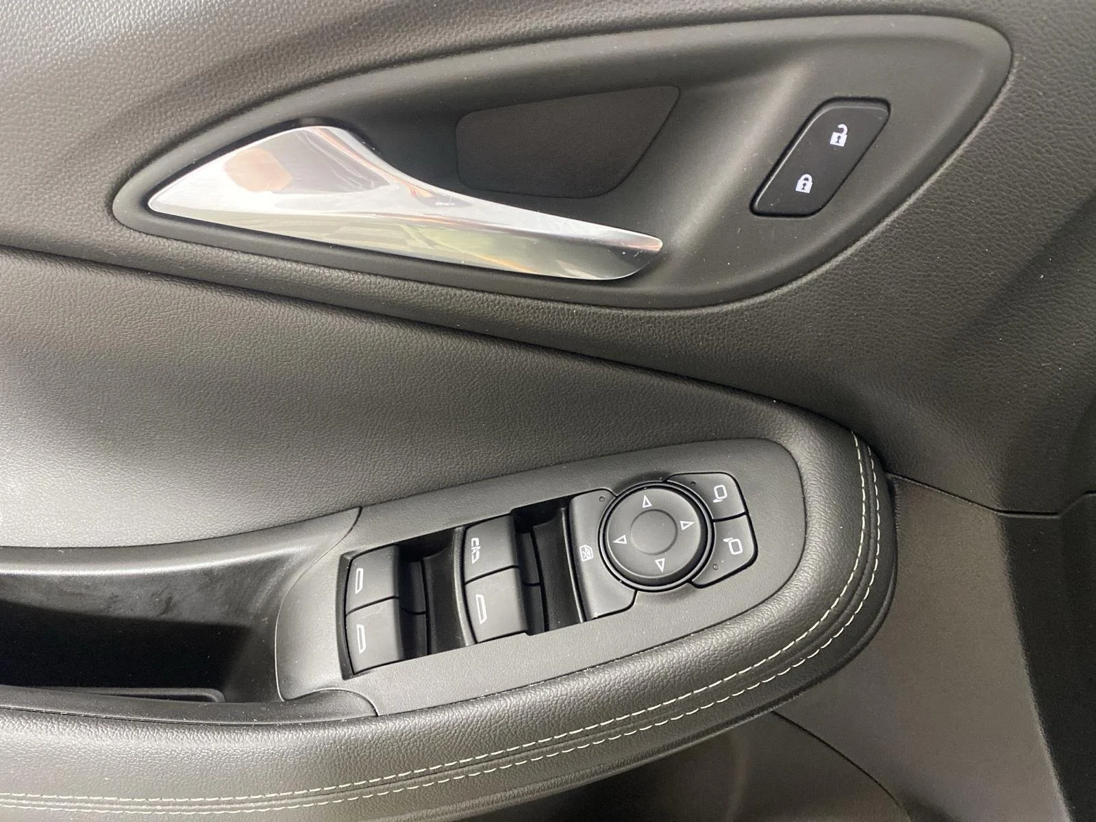 Used 2023 Summit White Buick Select image 12