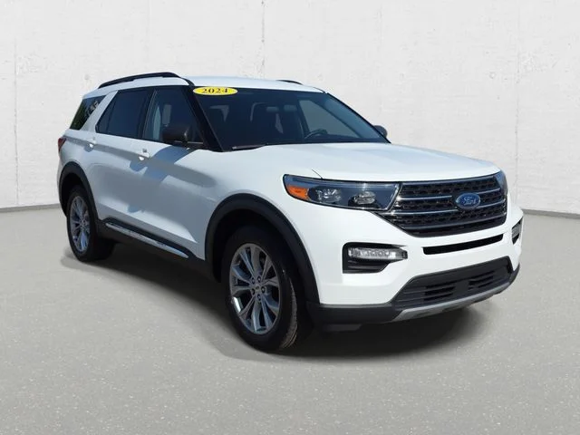 Used 2024 White Metallic Ford XLT image 3