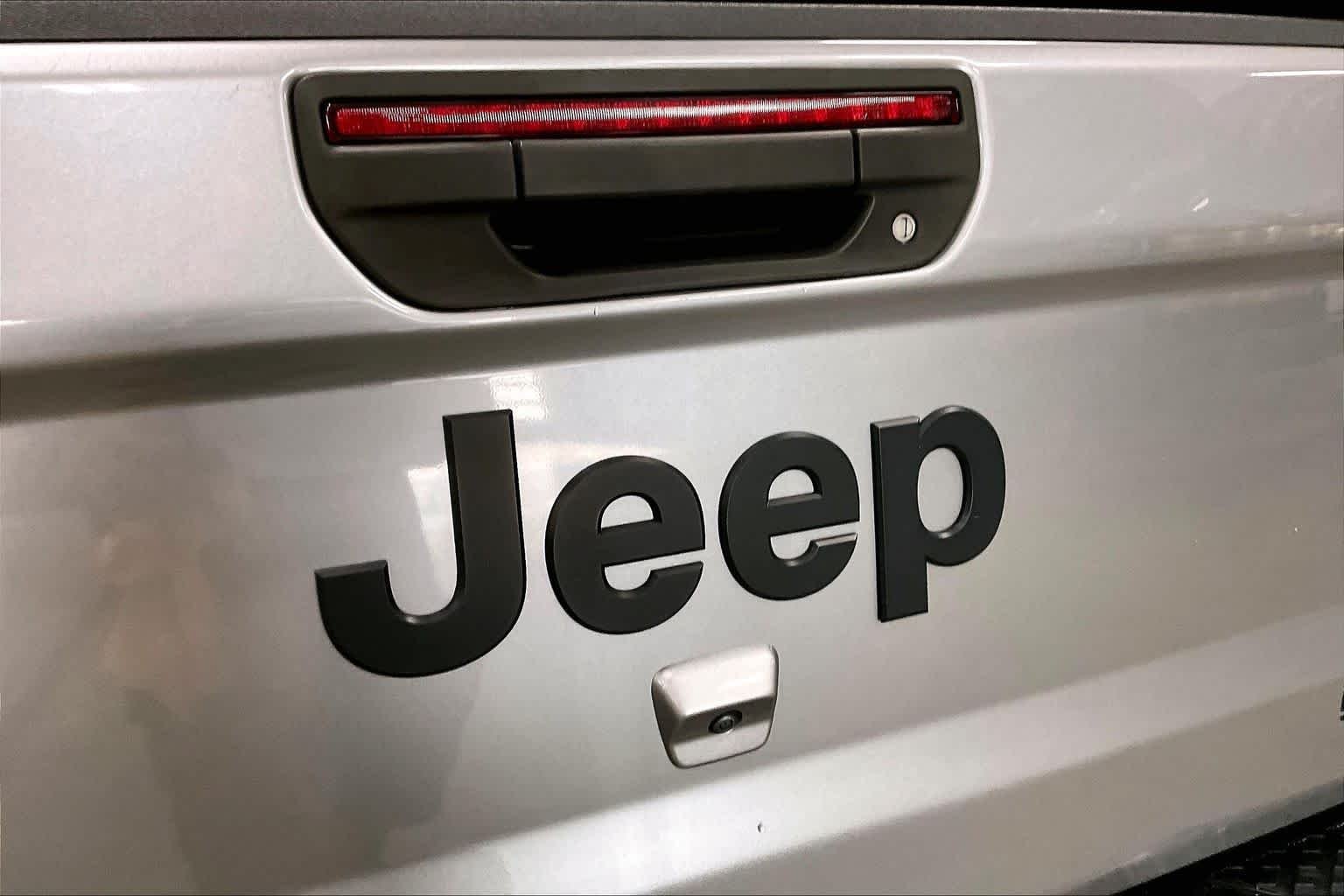 Used 2020 Billet Silver Metallic Clearcoat Jeep Sport S image 31