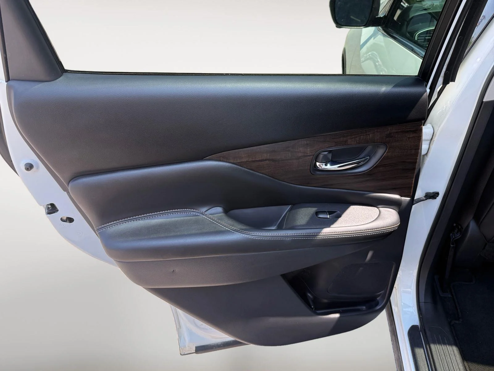 Used 2022 WHIE Nissan Platinum image 20