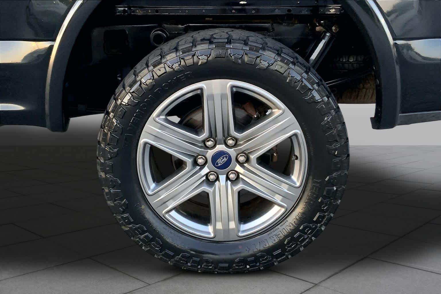 Used 2018 Shadow Black Ford XLT image 10