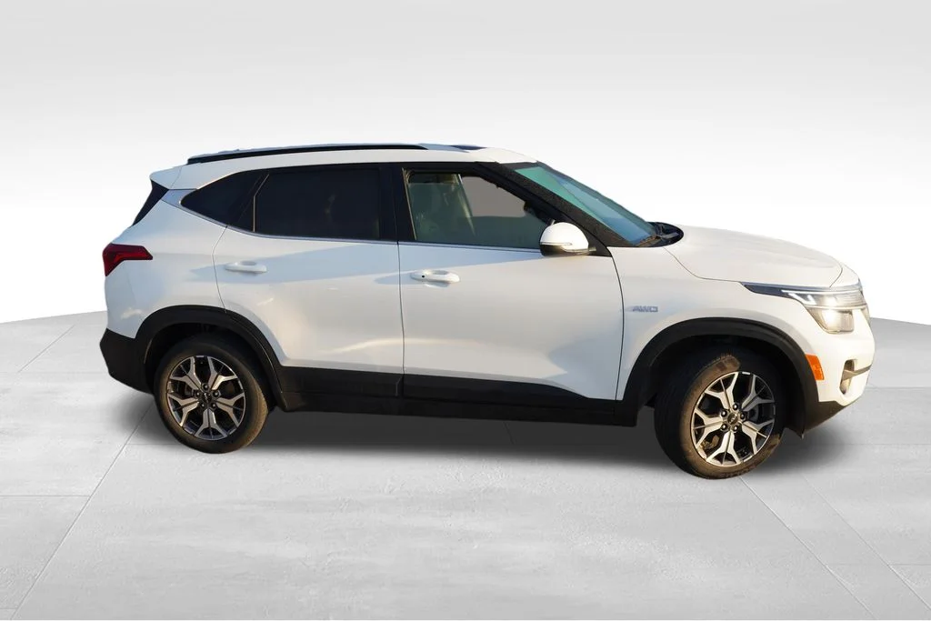 Used 2022 Snow White Pearl Kia EX image 2