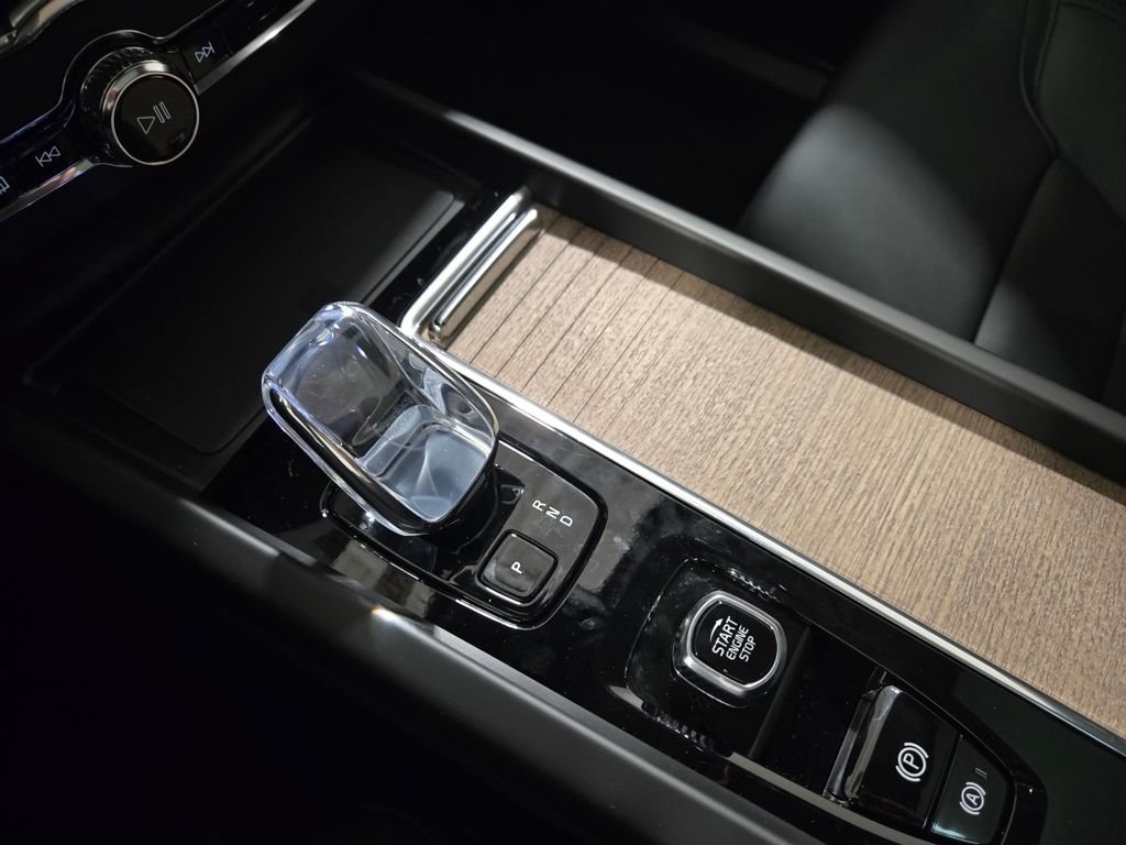 2026 Volvo XC60 Plus - Photo 13