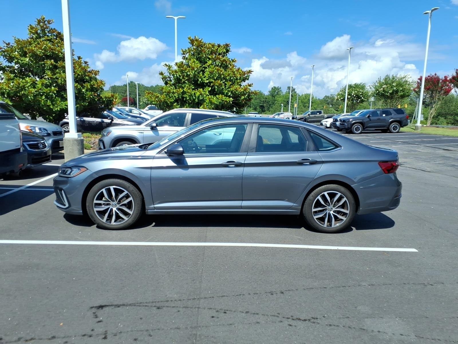 Used 2025  Volkswagen SE image 2