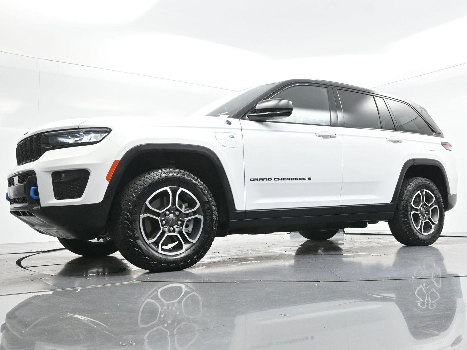 Used 2022 Bright White Clearcoat Jeep Trailhawk image 49