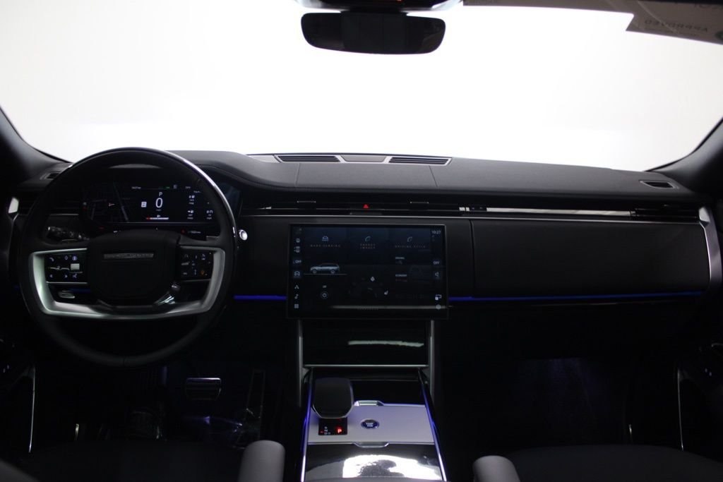 Used 2025 White Land Rover SE image 43