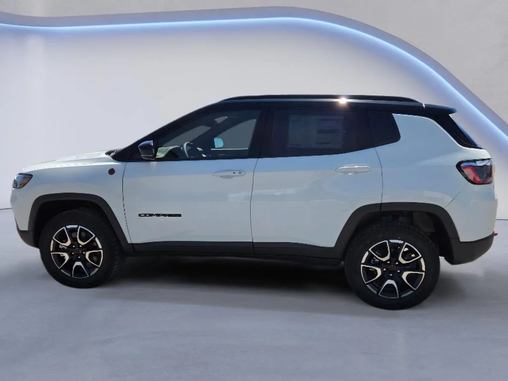 New 2026 Bright White Clear-Coat Exterior Paint Jeep Trailhawk image 8