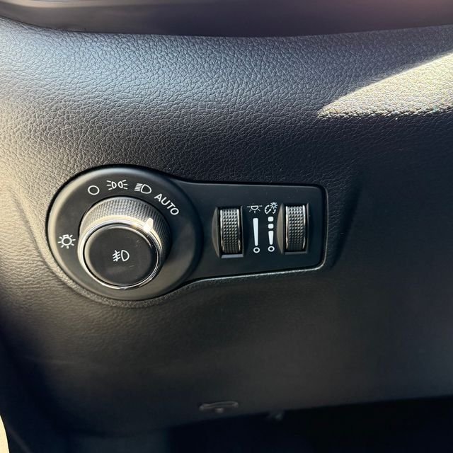 Used 2024 White Jeep Latitude image 19