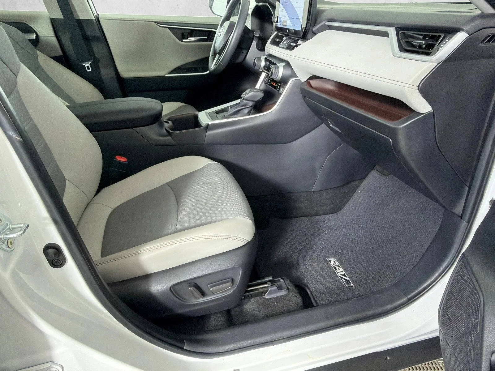 Used 2024 Wind Chill Pearl [ Toyota Limited image 14