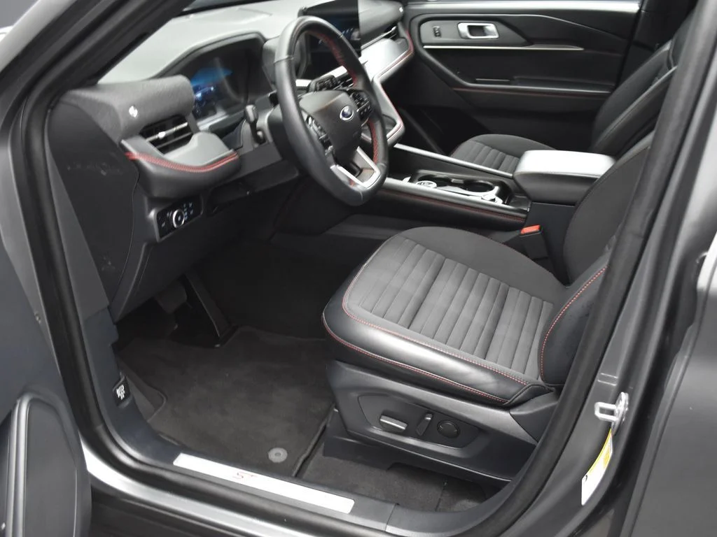 Certified Used 2025 Gray Metallic Ford ST-Line image 9