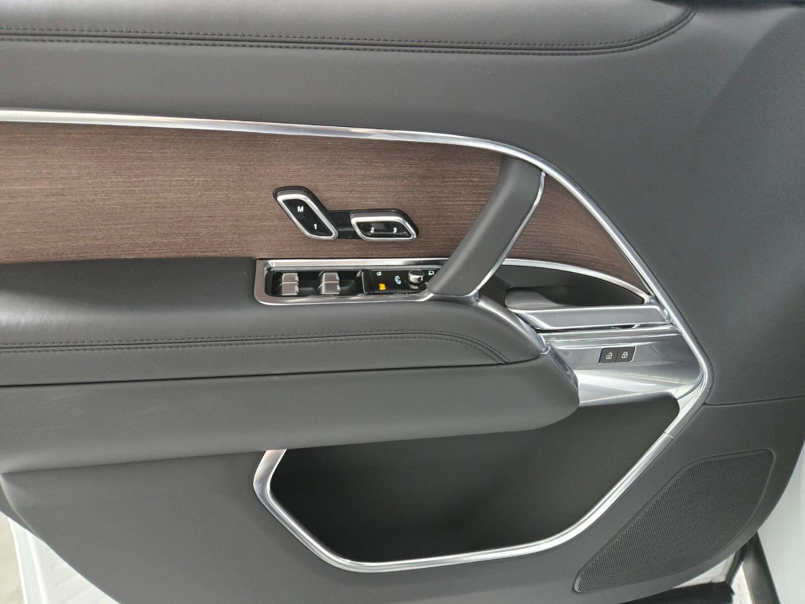 New 2026 Fuji White Land Rover SE image 22