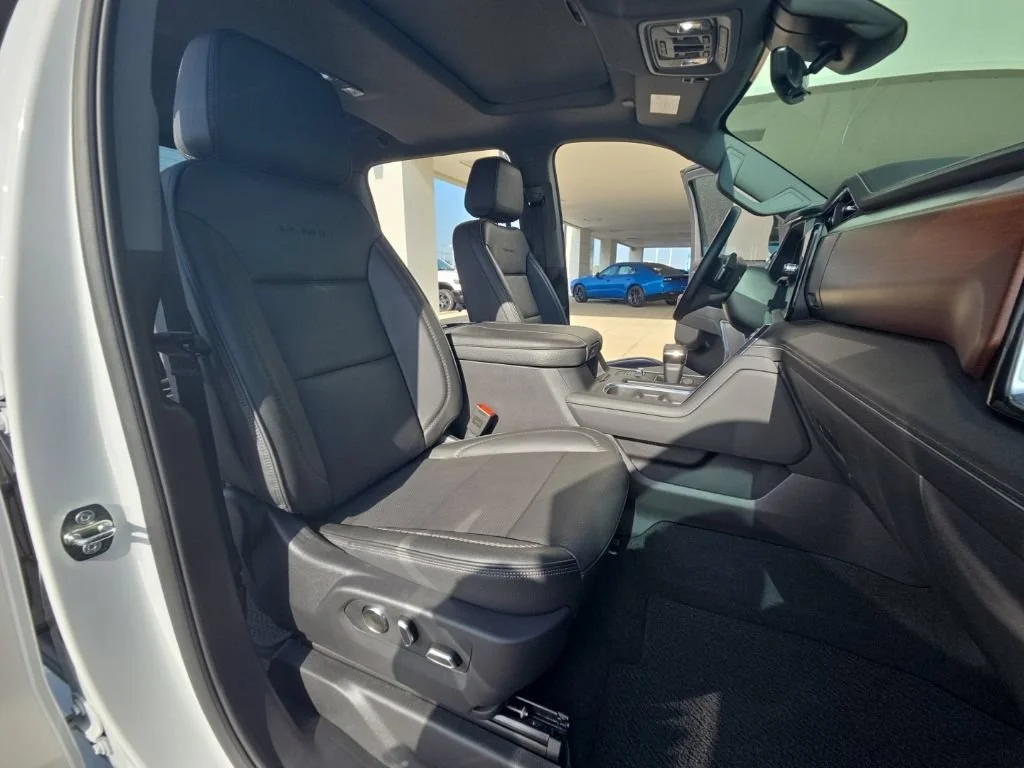 Used 2024 White Frost Tricoat GMC Denali image 17