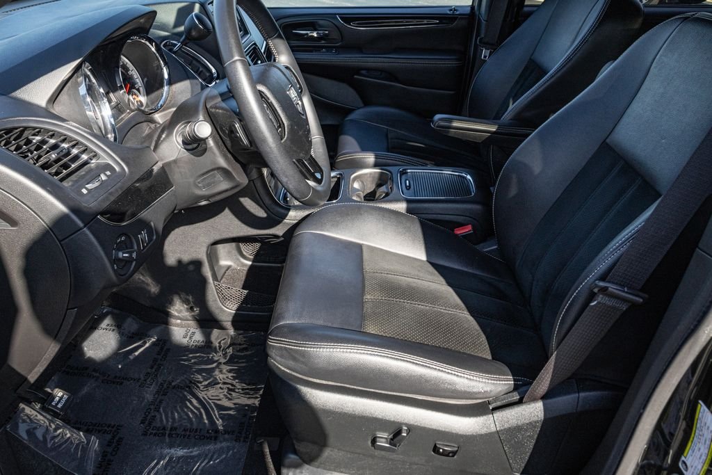 Used 2017 Black Dodge SXT image 14