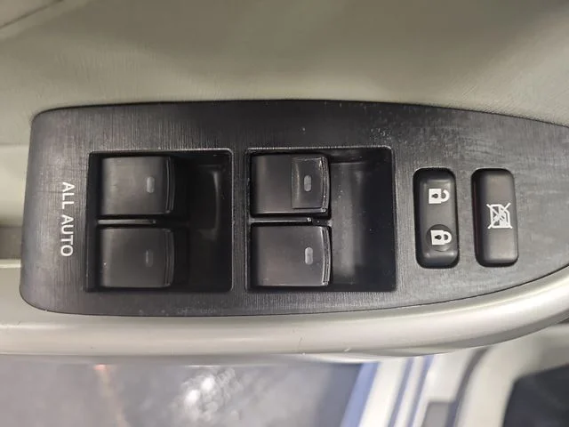 Used 2015 Silver Toyota Three image 27