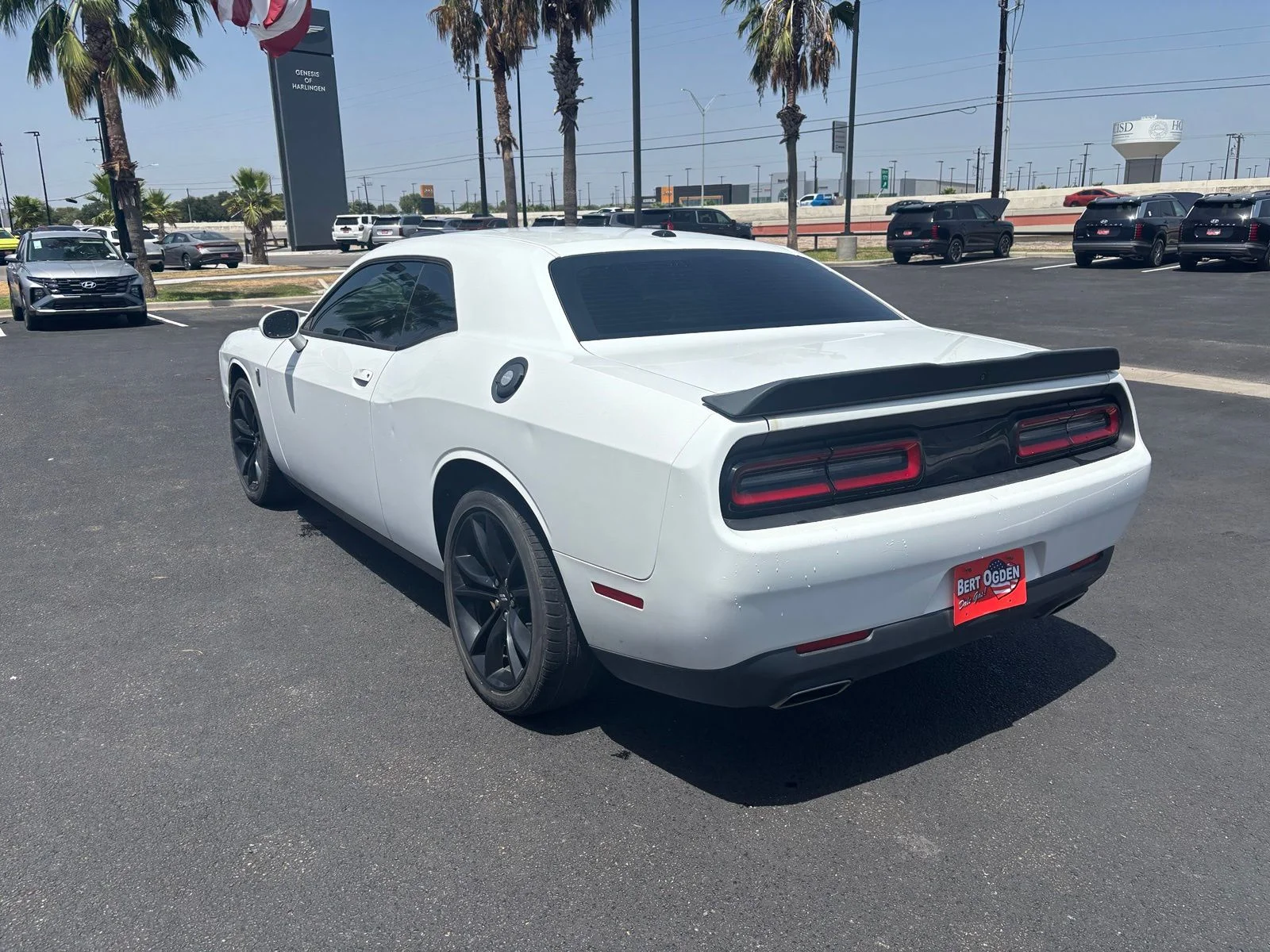 Used 2018 White Dodge SXT image 4