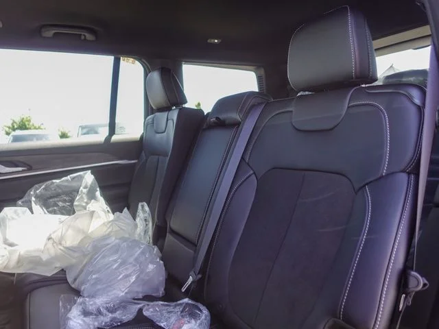 New 2026 Bright White Clear-Coat Exterior Paint Jeep Altitude image 23