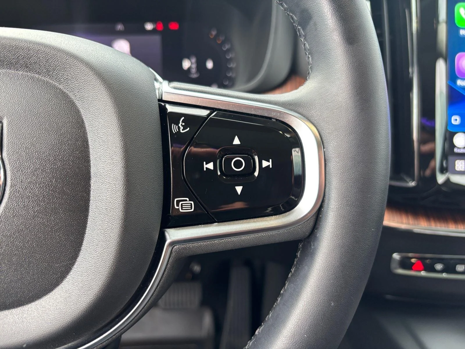 Used 2024 Crystal White Metallic Volvo Plus Dark Theme image 27