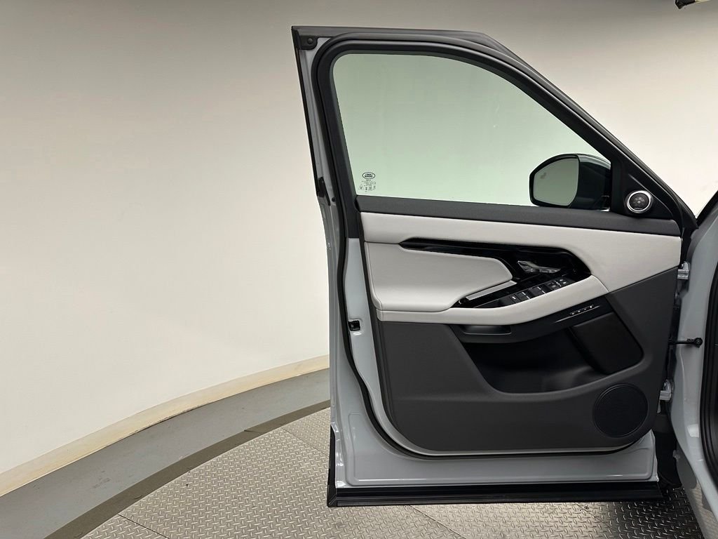 New 2026 Arroios Grey Metallic Land Rover S image 9