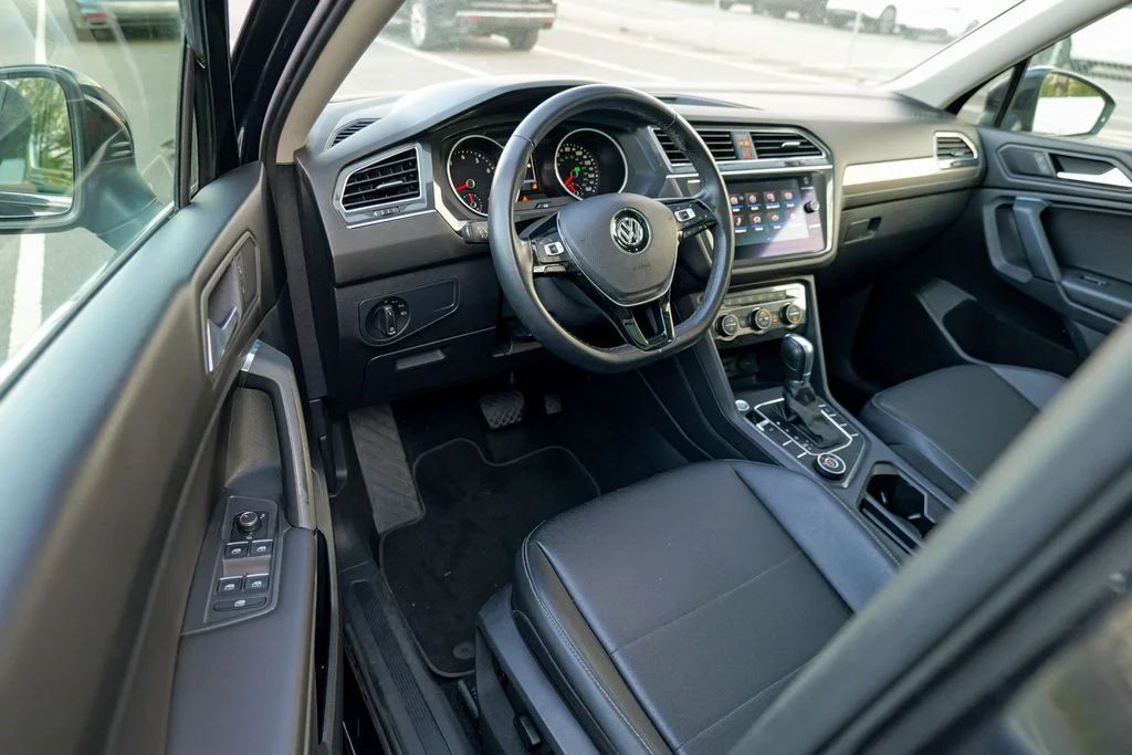 Used 2019 Platinum Gray Metallic Volkswagen 2.0T SE image 16