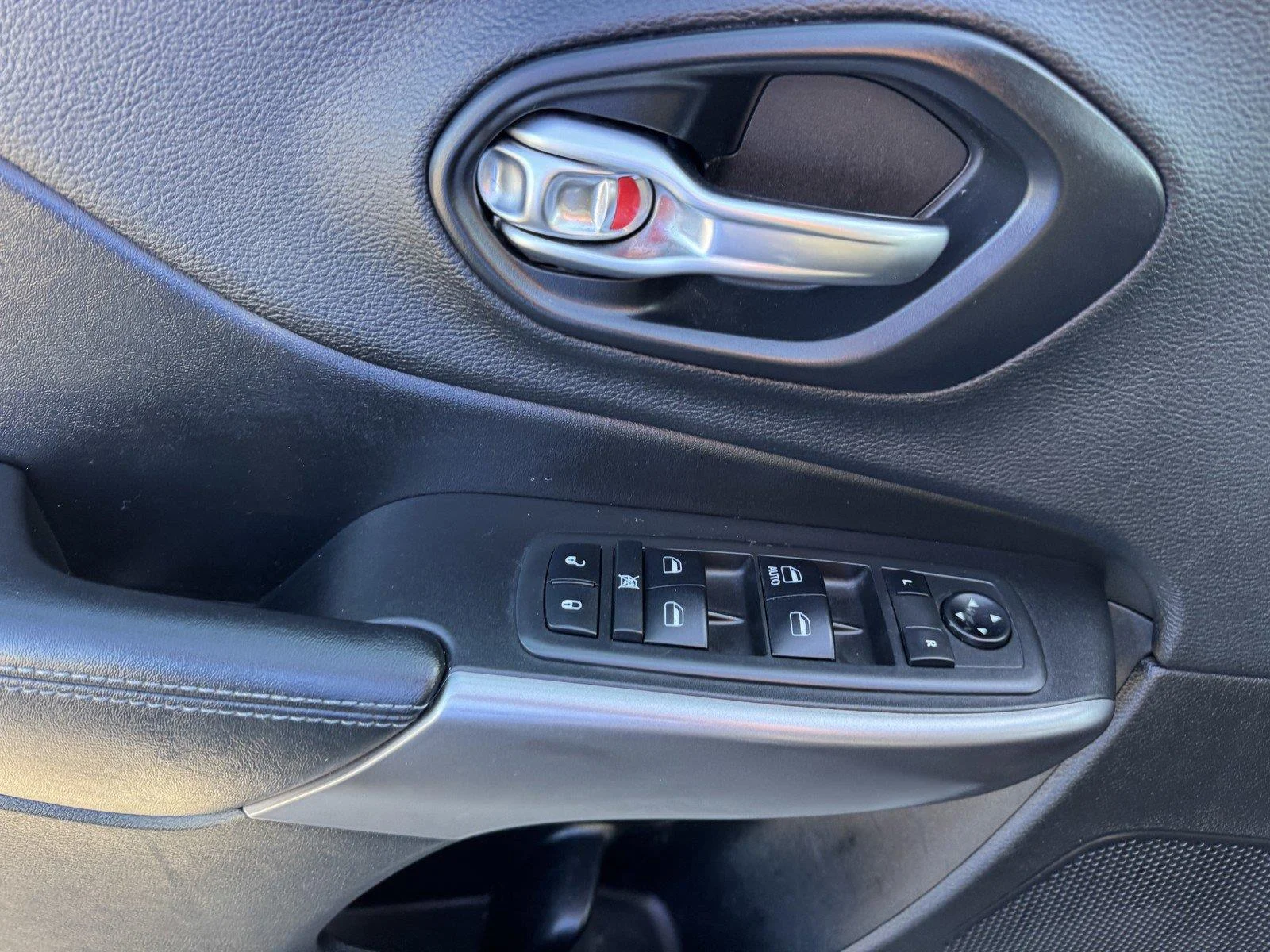 Used 2019 Diamond Black Crystal Pearlcoat Jeep Latitude image 16
