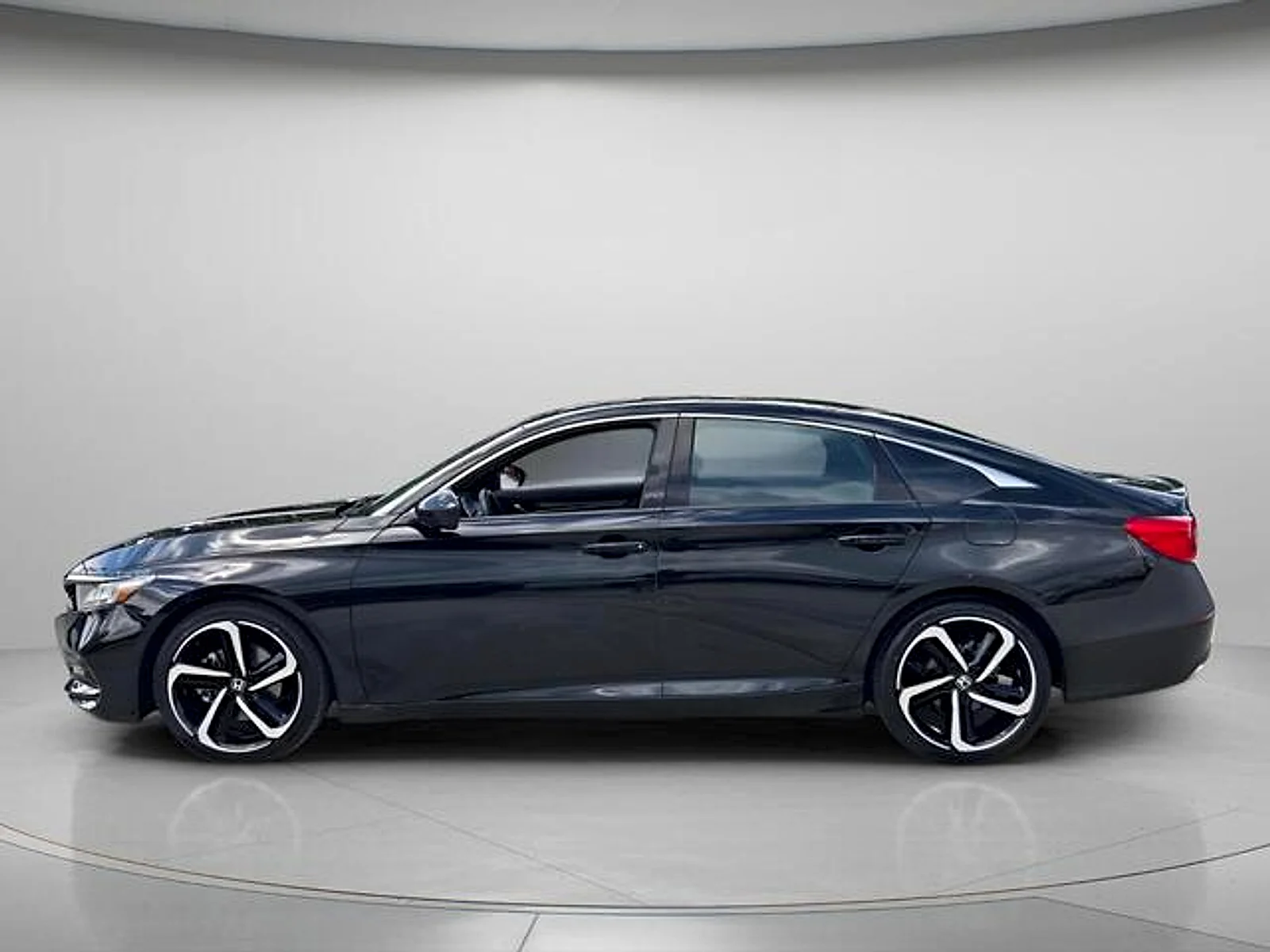Used 2019  Honda Sport image 3