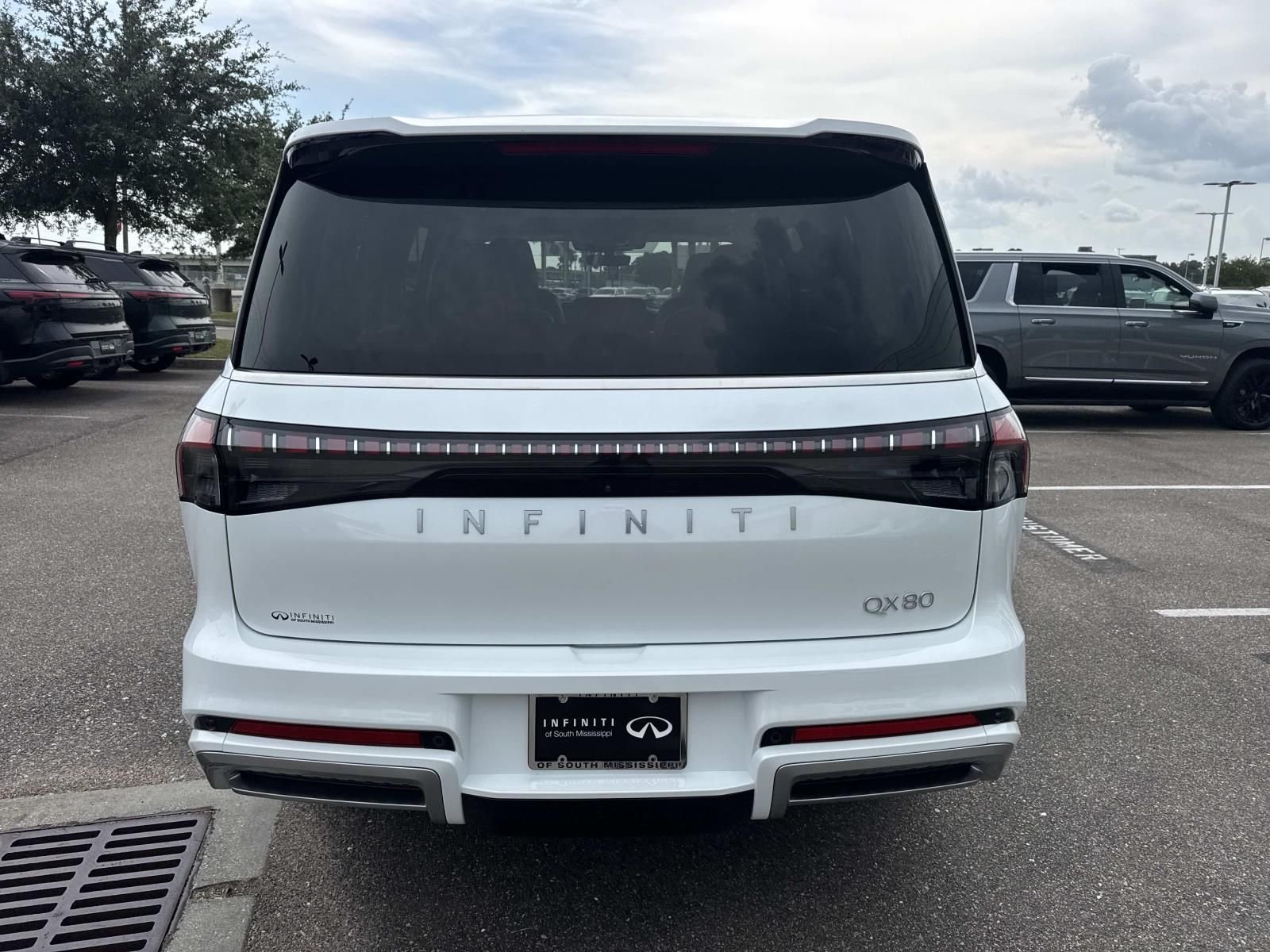 New 2027 RADIANT WHITE INFINITI Luxe 2WD image 6