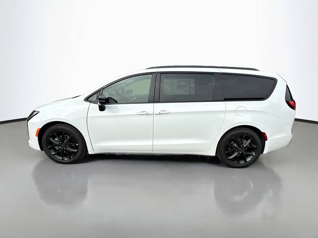 New 2027 Bright White Clear-Coat Exterior Paint Chrysler Limited image 7
