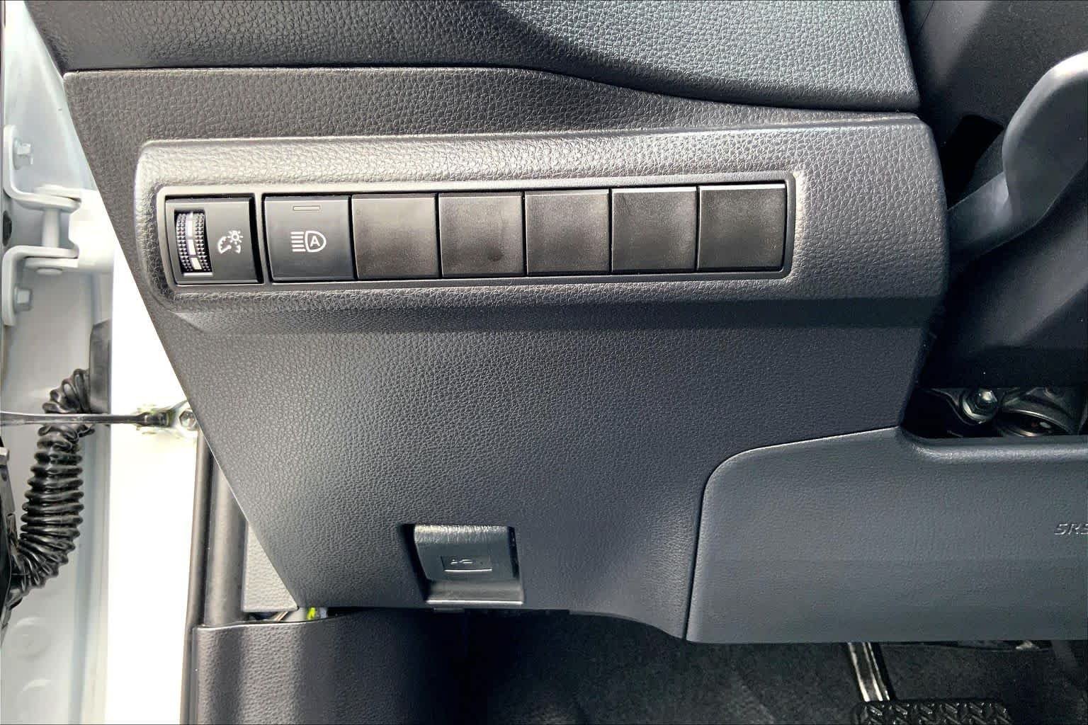 Used 2025 Ice Cap Toyota LE image 33