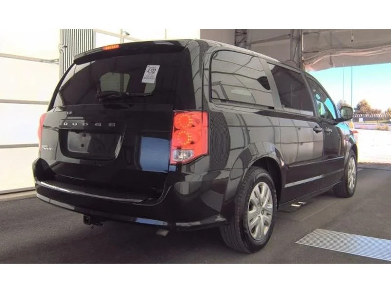 Used 2017 Black Onyx Crystal Pearlcoat Dodge SE image 2