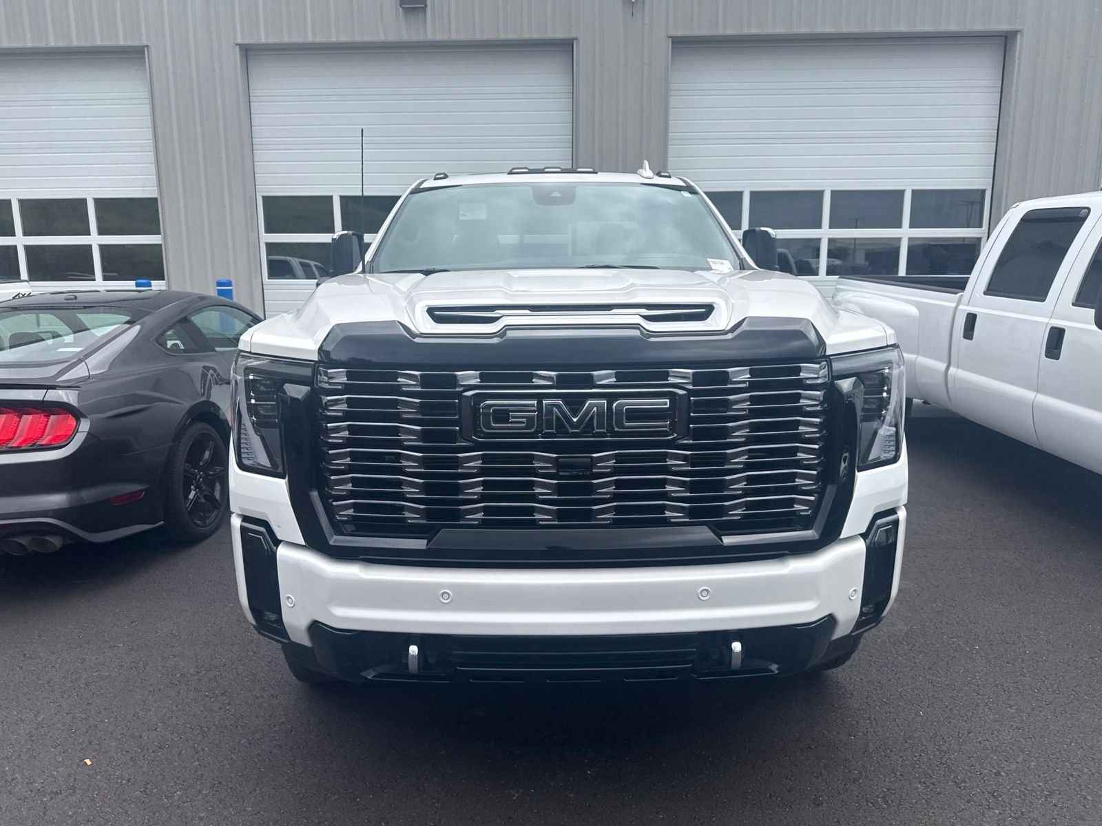 Used 2025 White GMC Denali Ultimate image 2