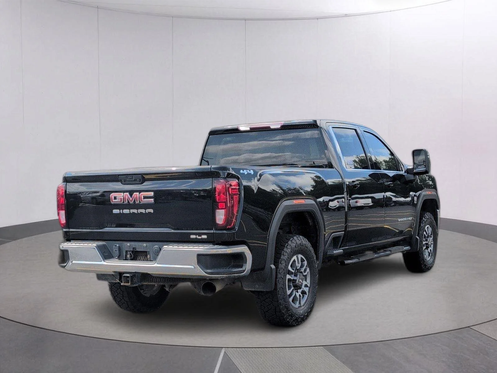 Used 2022 Onyx Black GMC SLE image 7