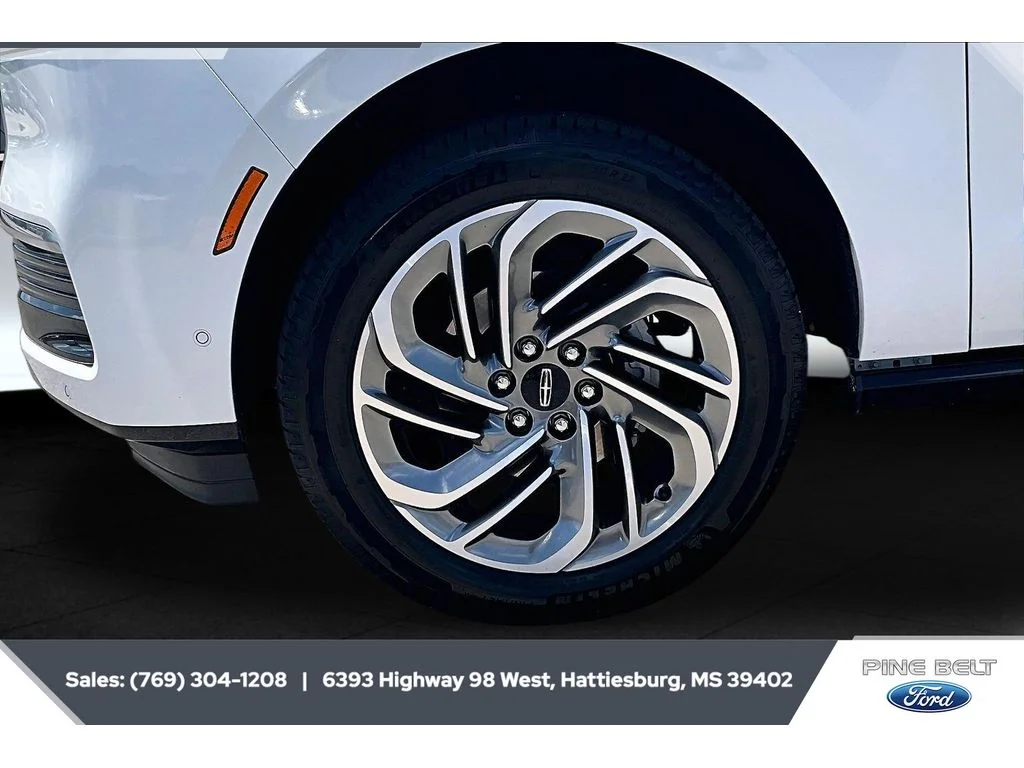 Used 2025 Pristine White Metallic Tri-Coat Lincoln Reserve image 7