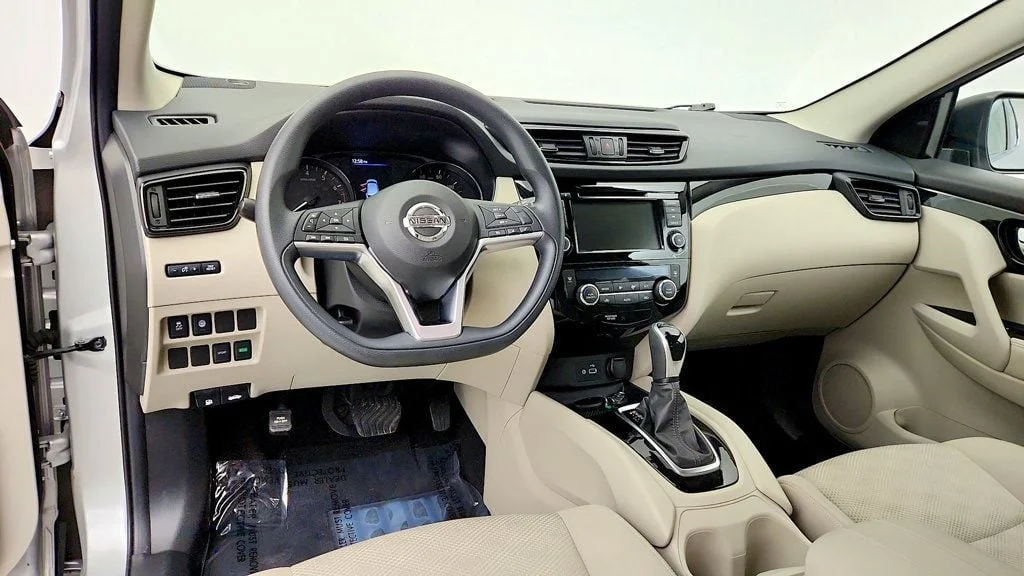 Used 2020 Brilliant Silver Metallic Nissan FWD SV image 13