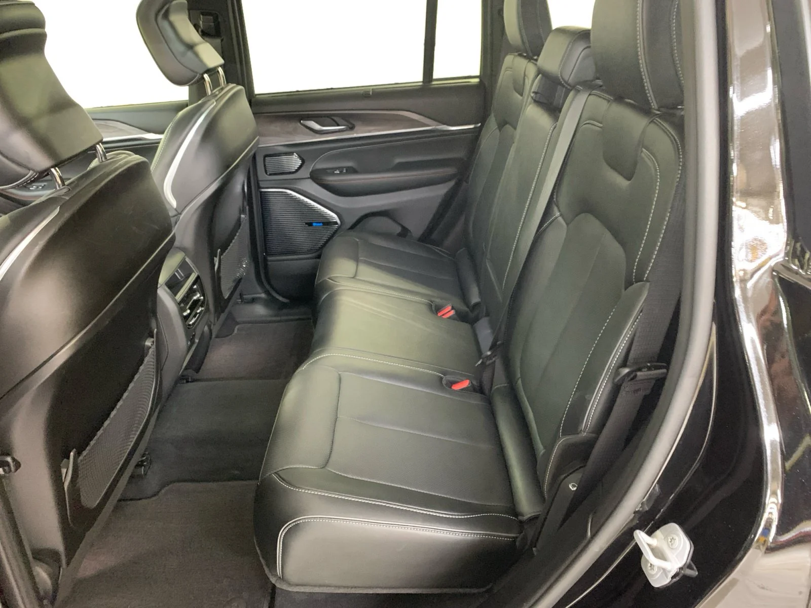 Used 2025 Diamond Black Crystal Pearl Jeep Overland image 16