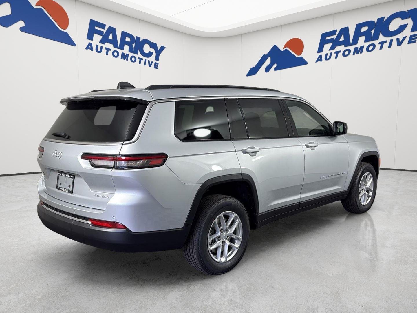 New 2025 Silver Zynith Exterior Paint Jeep Laredo X image 4
