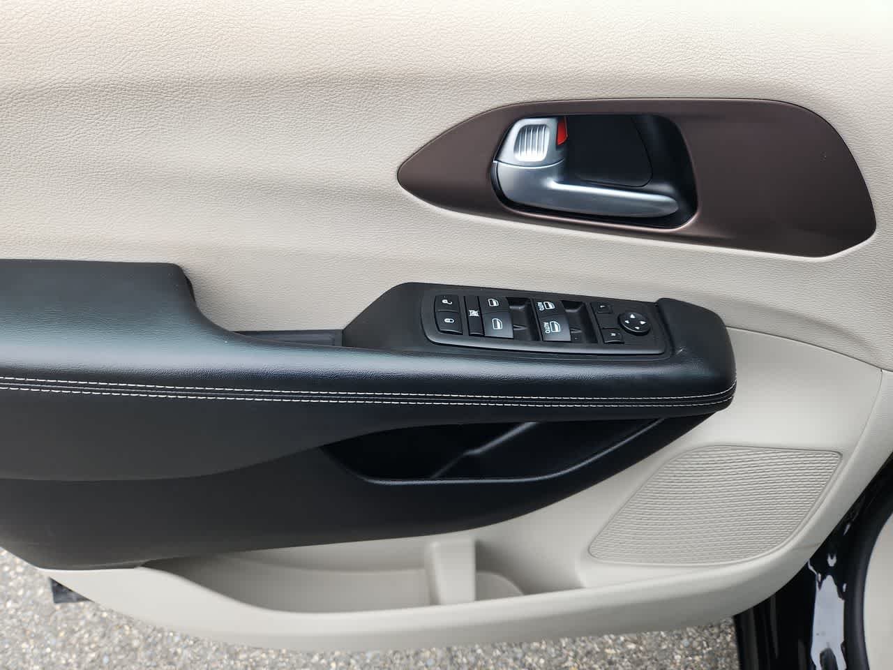 Used 2024 Diamond Black Crystal Pearlcoat Chrysler LX image 12