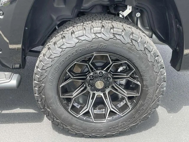 New 2025 Diamond Black Crystal Pearl-Coat Exterior Paint RAM Big Horn/Lone Star image 9