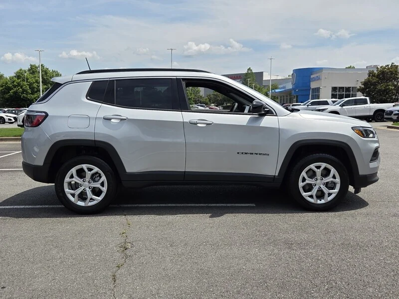 Used 2024 Silver Zynith Metallic Clearco JEEP LATITUDE image 6