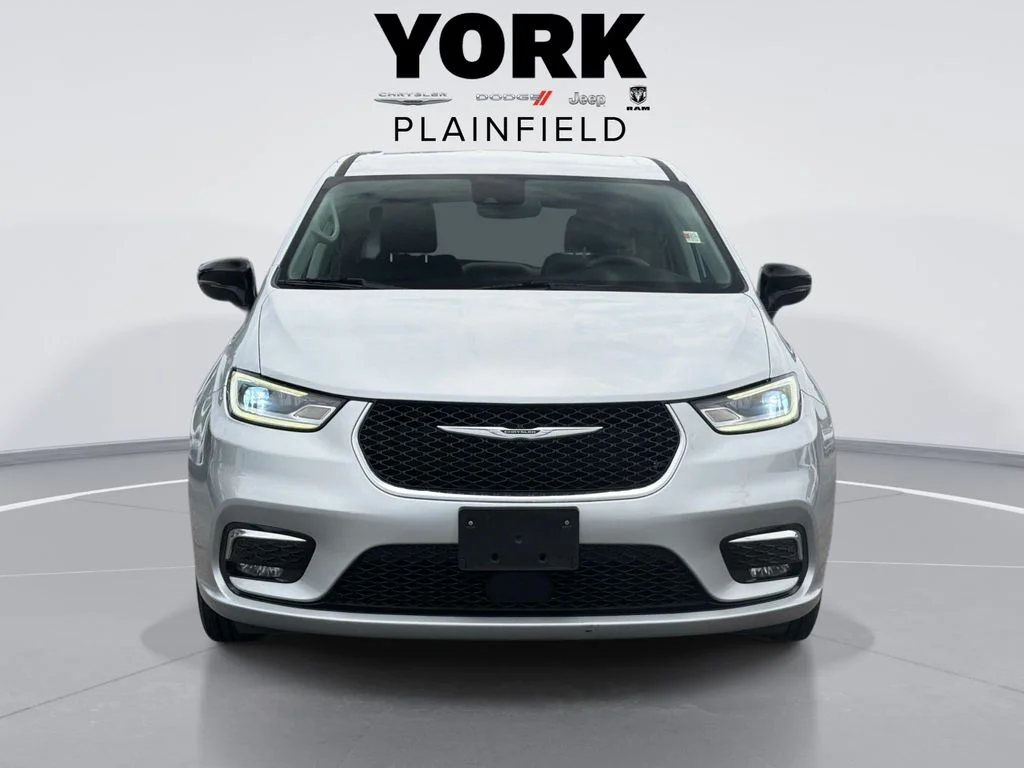 Used 2024 Silver Chrysler Touring L image 2