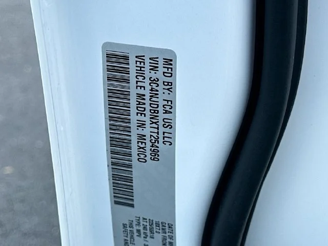 New 2026 Bright White Clear-Coat Exterior Paint Jeep Latitude image 26